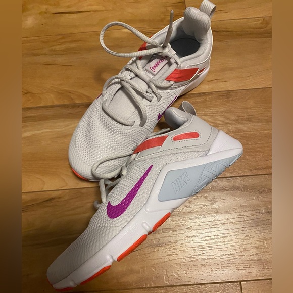 Women’s Nike Legend Essential Vast Grey Fire Facts Fit Activity Pink - Picture 2 of 7
